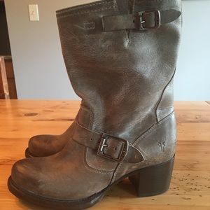 Size 6 destructed looking Frye boots